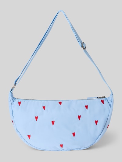 Produktfoto, hellblaue Handtasche mit roten Stitchings als Herzmotive, Hauptfach mit Reißverschluss, Schulterriemen, Modell 'Puffy Adult Fanny Pack' von STUDIO NOOS, Maße ca. 34 cm Breite, 21 cm Länge, 9 cm Tiefe, Riemenlänge 71 cm.