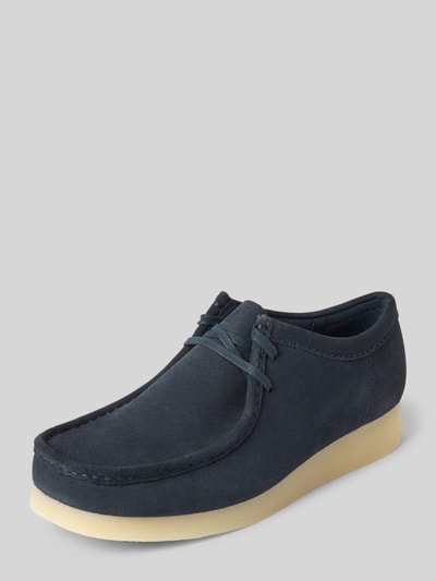 Produktfoto, Mokassins aus echtem Leder Modell 'Wallabee' von Clarks w stylu mokasynów, zaokrąglony kształt, wiązanie, podeszwa gładka, wysokość obcasa 3 cm w rozmiarze 44, wysokość cholewki 7 cm w rozmiarze 44, szerokość cholewki 12 cm w rozmiarze 44, kolor granatowy, tekstura matowa