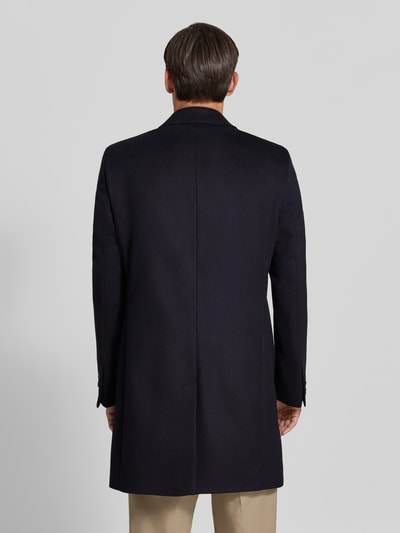 Männermodel trägt dunkelblauen Slim Fit Mantel aus Woll-Kaschmir-Mix Modell 'H-Hyde-264' von BOSS, Herren Mantel, Ganzkörperansicht Rückansicht.