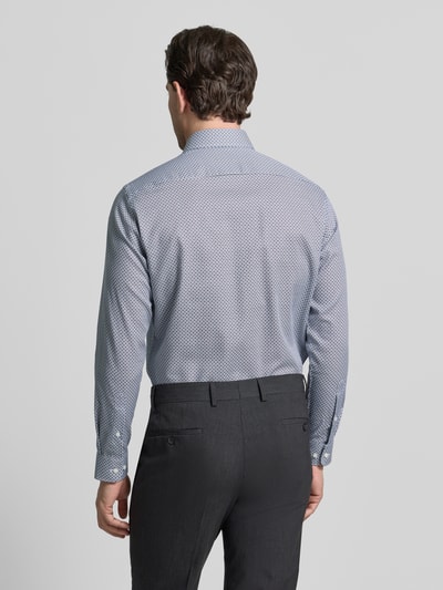 Männermodel trägt Regular Fit Business Hemd aus Baumwolle mit Kentkragen von Christian Berg Men, dezentes Muster, Ganzkörperansicht Rückansicht.