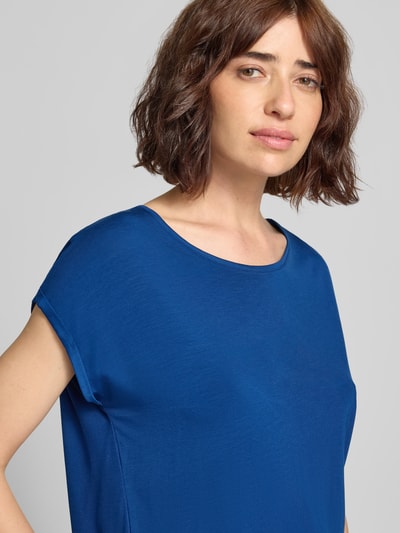 Frauenmodel trägt Regular Fit T-Shirt aus Lyocell-Mix Modell 'AVA' von VERO MODA in kräftigem Blau, glatte Oberfläche, Nahaufnahme Oberkörper.