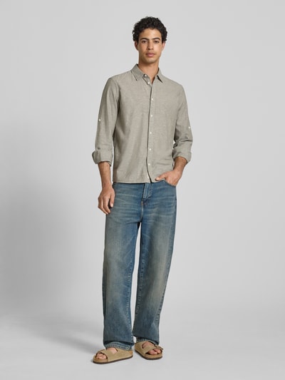 Männermodel trägt Regular Fit Freizeithemd mit Kentkragen Modell 'ABAN' von Blend in Beige, Knopfleiste, lockerer Schnitt, Ganzkörperansicht von vorne.