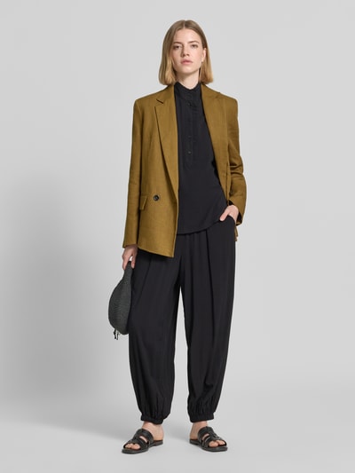 Frauenmodel trägt Relaxed Fit Jogginghose aus reiner Viskose Modell 'Radia' von Soyaconcept in Schwarz, elastischer Bund, elastische Beinabschlüsse, Ganzkörperansicht von vorne. Bundweite bei Größe S: 37 cm, Innenbeinlänge bei Größe S: 70 cm.
