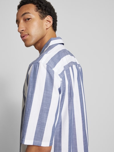 Only & Sons Koszula casualowa o kroju relaxed fit z kołnierzykiem typu resort model ‘TES’ Jeansowy niebieski 3