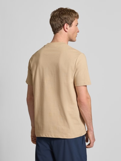 Männermodel trägt Relaxed Fit Oversized Shirt aus reiner Baumwolle von Marc O'Polo Denim, Optik: Unifarben, Ganzkörperansicht Rückansicht