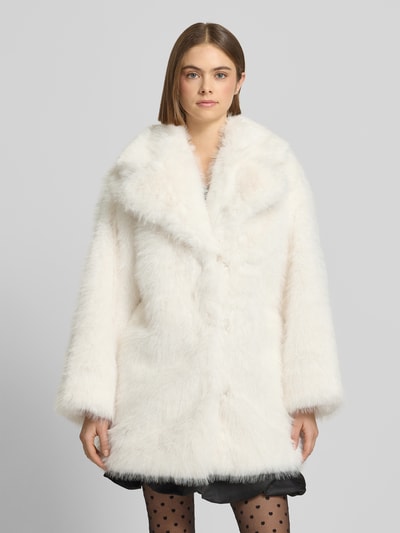 Frauenmodel trägt Mantel aus Kunstfell mit Reverskragen von Gina Tricot in Weiß, Regular Fit, weiche Textur, Ganzkörperansicht von vorne.