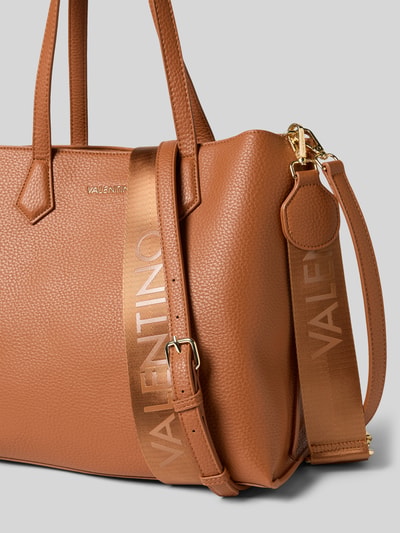 Produktfoto, Handtasche in Leder-Optik Modell 'Fall' von VALENTINO BAGS in Braun, goldene Details, abnehmbarer Schulterriemen, Logo-Detail