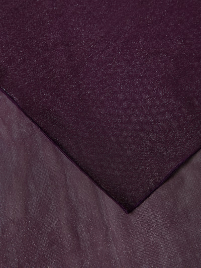 Produktfoto, Schal mit Glitter-Effekt von Christian Berg Cocktail aus Material-Mix mit Stretch-Anteil, rechteckig, in Dunkellila mit feiner Textur und Glitter-Effekt.