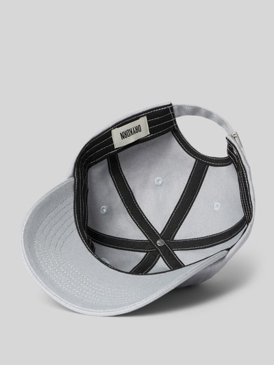 Produktfoto, Cap mit Stitching Modell 'JESPER' von Drykorn aus reiner Baumwolle, verstärkter Schirm, hellgrau-schwarz, strukturierte Textur.