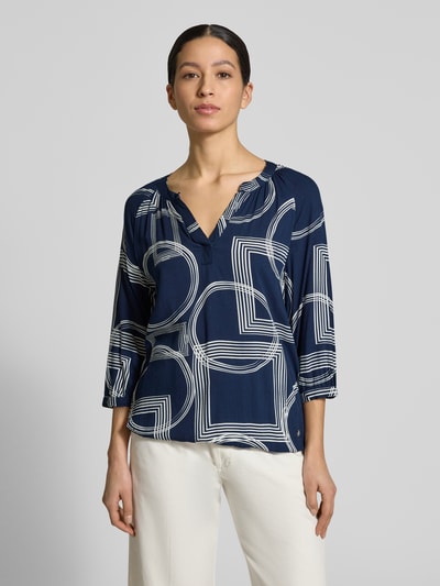 Vrouwenmodel draagt Relaxed fit bluse uit pure viscose model 'Cornelia' van ZABAIONE, tuniek-hals, 3/4-mouw, elastische zoom, voorkant bovenlichaam close-up.