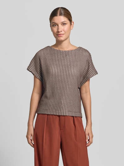 Modelka nosi Damski t-shirt Regular Fit T-Shirt aus Baumwoll-Mix Modell 'Gutina' od OPUS, beżowy wzór, prosta tekstura, Ganzkörperansicht von vorne.