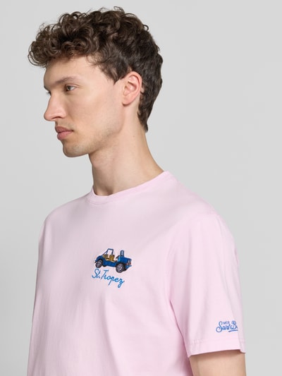 Männermodel trägt Herren T-Shirt mit Stitchings Modell 'PORTOFINO' von MC2 Saint Barth in Rosa, Reine Baumwolle, Regular-Fit, Nahaufnahme Oberkörper.