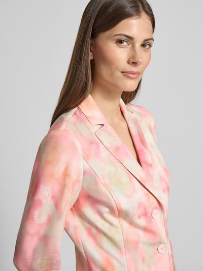 Frauenmodel trägt Slim Fit Balzer mit Reverskragen von Marc Cain, elastischer Material-Mix in Pastelltönen, Nahaufnahme Oberkörper
