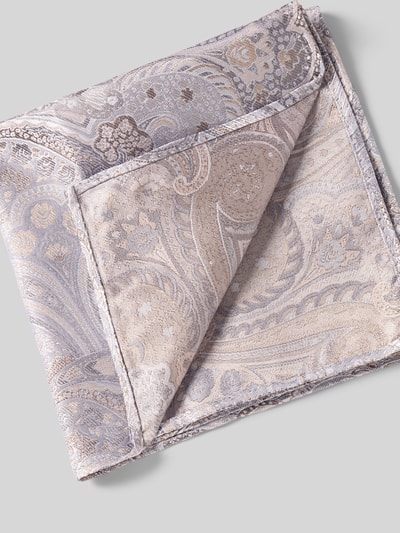 Produktfoto, Fliege und Einstecktuch im Set aus reiner Seide von Prince Bowtie, klassisches Paisley-Muster in Grau und Beige, feine Textur