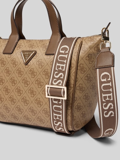 Produktfoto, Tote Bag mit Allover-Logo-Print Modell 'Follie' von GUESS, Główna przegroda z zamkiem błyskawicznym, odpinany pasek na ramię, nadruk z logo na całej powierzchni, szerokość w rozmiarze 1: 35 cm, długość w rozmiarze 1: 24 cm, głębokość w rozmiarze 1: 14 cm, długość paska na ramię w rozmiarze 1: 118 cm