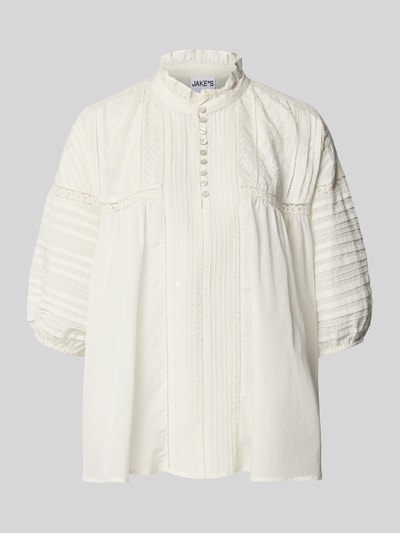 Produktfoto, Relaxed Fit Bluse mit Stitchings und Drapierungen von Jake*s Casual, mieszanka bawełny i wiskozy, stójka, listwa guzikowa, hafty, koronka, drapowania, rękaw o dł. 3/4, długość tyłu w rozmiarze 38: 62 cm, długość rękawa w rozmiarze 38: 25 cm, jasna, lekko transparentna tkanina, delikatne wykończenie, prosty krój