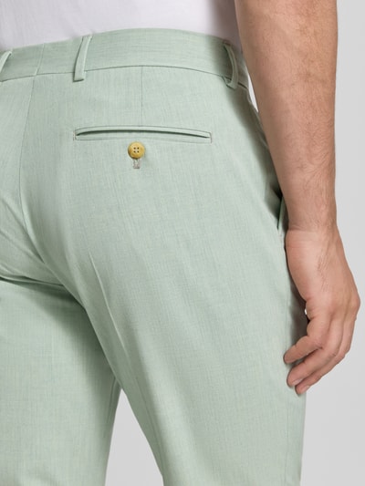 Männermodel trägt Slim Fit Anzughose mit Viskose-Anteil Modell 'LIAM' von SELECTED HOMME in hellgrüner Melange-Optik, Detailaufnahme Rückansicht.