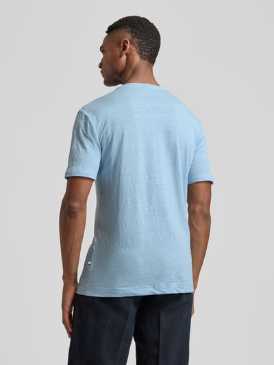 Mannenmodel draagt T-shirt uit mix van linnen en elastaan met ronde hals, labeldetail, ruglengte maat M 69 cm, OLYMP Level Five, regular fit. Ganzkörperansicht Rückansicht.