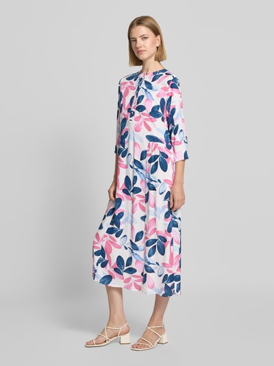 Frauenmodel trägt Midikleid aus Viskose mit 3/4-Arm Modell 'Ma44ilin' von ZABAIONE, bunter Allover-Print, Ganzkörperansicht von vorne.