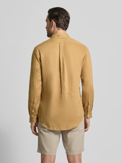 Männermodel trägt Regular Fit Freizeithemd aus reinem Leinen van Polo Ralph Lauren in effen lichtbruin, recht rugpand, rugpas met plooi, geheel linnen, lange mouw, sportmanchet, detailopname rugaanzicht.