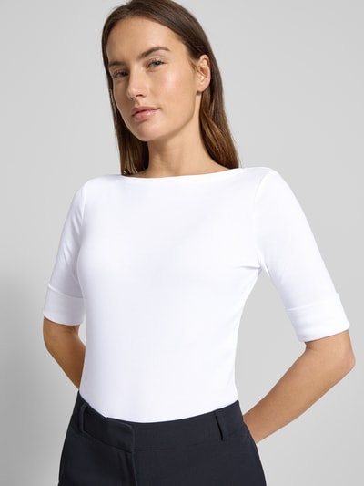 Frauenmodel trägt T-Shirt mit U-Boot-Ausschnitt Modell 'JUDY' von Lauren Ralph Lauren in Weiß, Baumwoll-Elasthan-Mix, Slim Fit, Nahaufnahme Oberkörper.