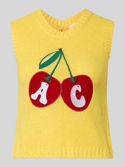 Frauenmodel trägt Regular Fit Weste mit Logo-Stitching von Another Cotton Lab in gelber Strick-Optik, Rundhalsausschnitt, Ganzkörperansicht von vorne. Rückenlänge bei Größe S: 39 cm.