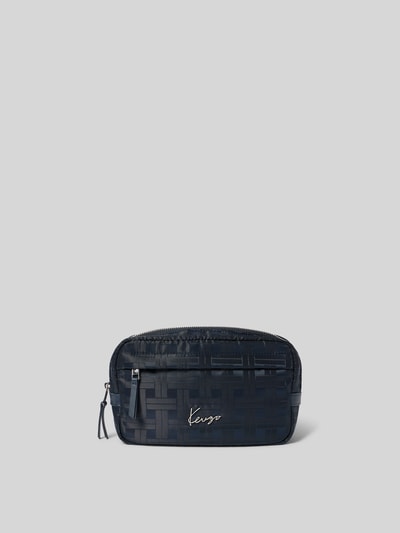 Produktfoto, Bauchtasche mit Logo-Applikation von Kenzo in dunklem Blau mit Muster, Hauptfach und Reißverschlussfach, Textur aus glattem Material, verstellbarer Schulterriemen, Label-Patch innen, Größe 22 x 14 x 7 cm.