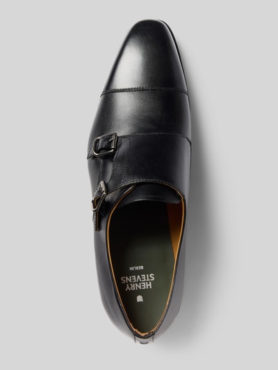 Produktfoto, Halbschuhe mit Zierschnallen Modell 'Liam' von Henry Stevens in glänzender schwarzer Optik, schmale Passform, strukturierte Ledertextur, sichtbare Schnallen und feine Nähte, Absatzhöhe 3 cm, Schafthöhe 7 cm, Schaftweite 11 cm