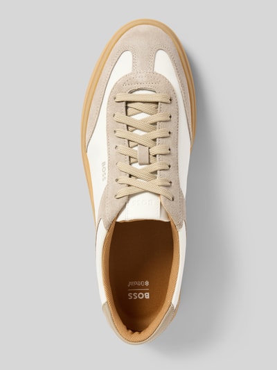 Produktfoto, Low Top Sneaker aus echtem Rindsleder Modell 'KIERAN_TENN' von BOSS, two tone Optik, beige und weiß, runde Kappe, EVA-Sohle, Veloursleder, label print, sznurowadła