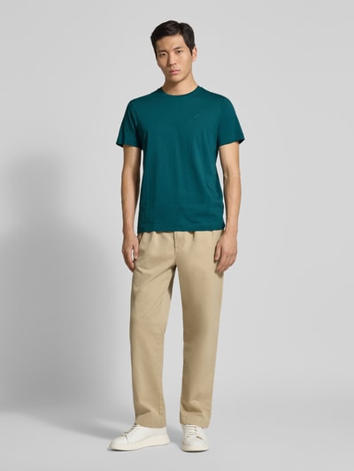 Mannenmodel draagt Regular Fit T-Shirt aus reiner Baumwolle van Tom Tailor, effen kleur, logo-stiksel, ronde hals, korte mouw, puur katoen, volledige lichaamsweergave van voren.