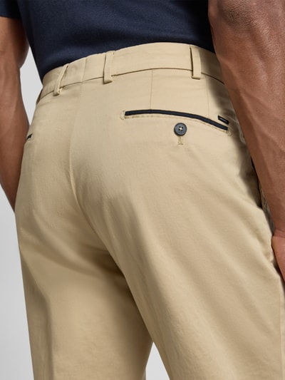 Männermodel trägt Chino mit Eingrifftaschen Modell 'Peaker' von Hiltl, Beige, Baumwoll-Elasthan-Mix, Regular-Fit, Nahaufnahme Rückansicht.