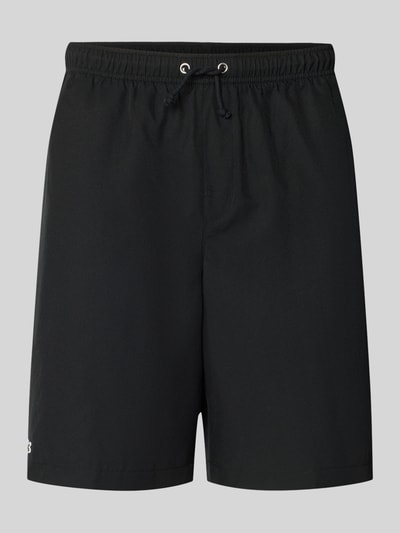 Produktfoto, schwarze Relaxed Fit Shorts mit Logo-Patch von Lacoste aus glattem Stoff, Herren Sportshorts von Lacoste Sport.