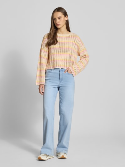 Frauenmodel trägt Regular Fit Strickpullover aus Baumwoll-Mix Modell 'ASA' von ONLY, mehrfarbig, gestreift, Lochstrickmuster, Cropped-Länge, überschnittene Schultern, Crew Neck, Langarm mit Muschelsaum, Rumpfabschluss Muschelsaum, Materialverarbeitung Lochstrick, Ganzkörperansicht von vorne.