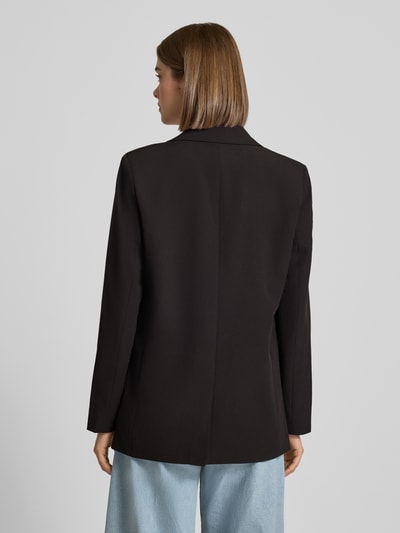 Frauenmodel trägt schwarzen Regular Fit Longblazer mit Leo-Innenmuster Modell 'BOZZY' von PIECES, Damen Longblazer, Ganzkörperansicht Rückansicht.
