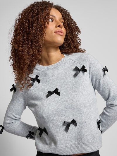 Only Regular Fit Strickpullover mit Schleifendetails Modell 'NOELLE' Hellgrau Melange 3