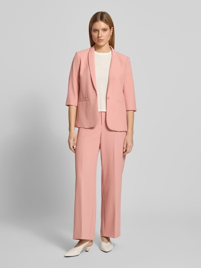 Frauenmodel trägt Hose mit Gesäßtaschen Modell 'Leya Miley' von MOS MOSH in Rosa, weites Bein mit Bügelfalten, Ganzkörperansicht von vorne. Damen Hose, Bundweite 37 cm, Innenbeinlänge 77 cm, glatte Textur, Teilanzug-Look.