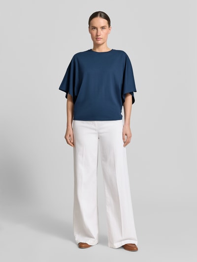 Vrouwenmodel draagt 'Boxy Fit T-shirt met ronde hals' van Zero, donkerblauw, puur katoen, boxy fit, 1/2-mouwen, ruglengte bij maat 36: 58 cm, full body vooraanzicht.