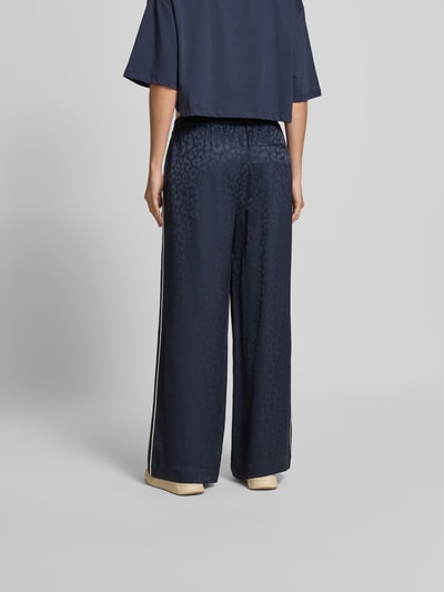 Frauenmodel trägt Wide Fit Sweatpants mit Viskose-Anteil von Lala Berlin, dunkelblau, Animal-Print, elastischer Bund, Ganzkörperansicht Rückansicht.