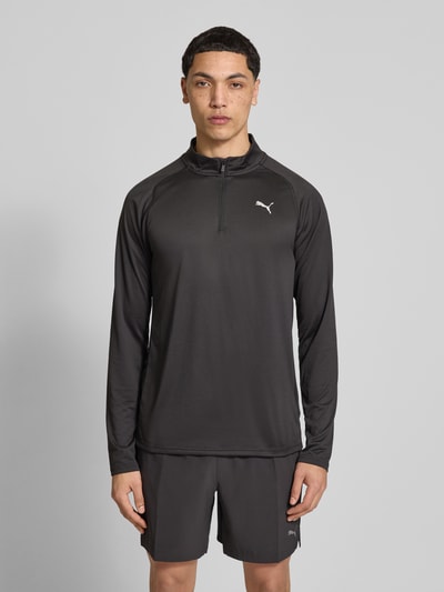 Männermodel trägt Langarmshirt mit Stehkragen und Reißverschluss von PUMA PERFORMANCE, Regular-Fit, Logo, Rückenlänge 71 cm, Ganzkörperansicht von vorne.