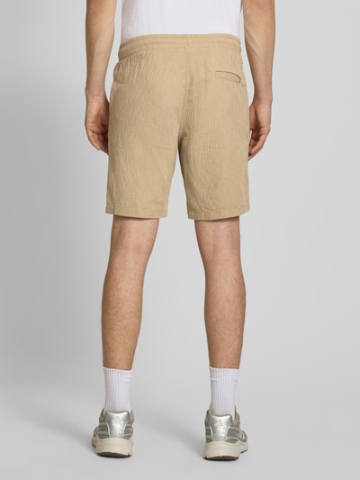Männermodel trägt Shorts mit Strukturmuster Modell 'JAIDEN' von Jack & Jones, beiger Farbton, Regular-Fit, Material-Mix, Ganzkörperansicht Rückansicht.