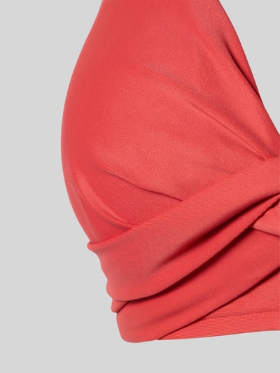 Produktfoto, Bikini-Oberteil mit Knotendetail Modell 'KELLI' von Barts in Korallrot, glatte Stretch-Textur, V-Ausschnitt, Detailaufnahme.