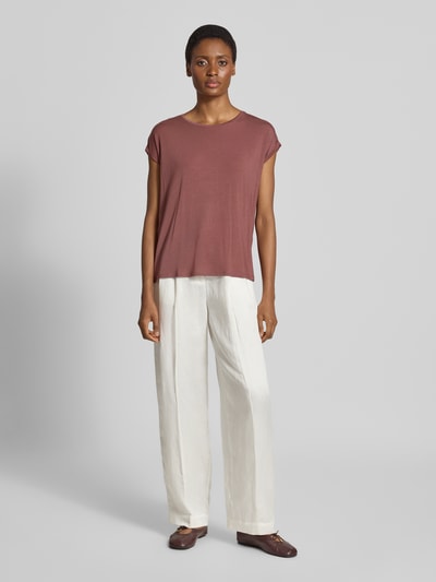 Frauenmodel trägt Regular Fit T-Shirt aus Lyocell-Mix Modell 'AVA' von VERO MODA, in Braun, zu weißer Hose, Ganzkörperansicht von vorne.