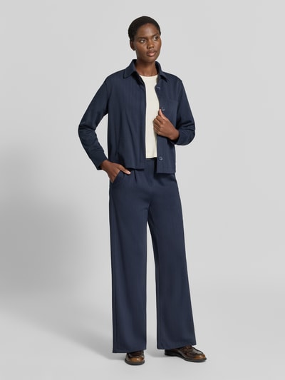 Vrouwenmodel draagt Weite broek met viscose van Brax, donkerblauw met fijne structuur, rechte lijnen, Dames Weite broek van Brax, volledige vooraanzicht