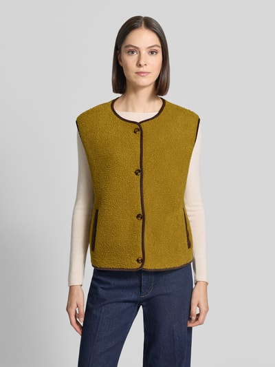 Vrouwenmodel draagt Relaxed Fit bodywarmer met doorlopende knoopsluiting van Christian Berg Woman, Teddybont, ronde hals, mouwloos, zij-steekzakken, voorkant hele lichaam.