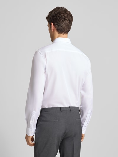 Männermodel trägt Slim Fit Business-Hemd mit Knopfleiste von ETERNA, reine Baumwolle, Kentkragen, weiß, glatte Textur, Ganzkörperansicht Rückansicht. Rückenlänge 68 cm, Schulterbreite 42 cm, Ärmellänge 67 cm bei Größe 40.