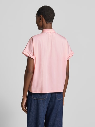 Frauenmodel trägt Regular Fit Bluse mit verdeckter Knopfleiste von Smith and Soul, rosa Baumwoll-Mix mit Stretch-Anteil, Rüschen-Ärmel, Hemdblusenkragen, glatte Textur, Rückenlänge bei Größe S 52 cm, Ärmellänge 15 cm, Ganzkörperansicht Rückansicht.