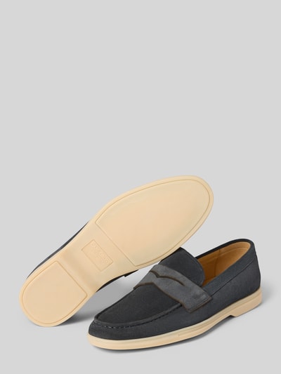 Produktfoto, Loafer aus echtem Leder in Suede-Optik von Carl Gross in Dunkelblau mit abgerundeter Passform und glatter Sohle, Absatzhöhe 2 cm, Schafthöhe 7 cm, Schaftweite 12 cm.
