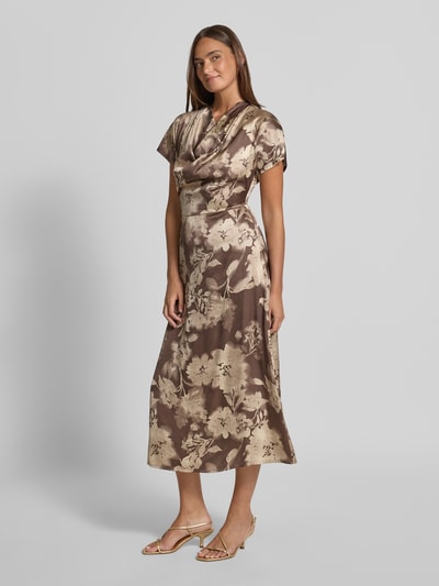 Vrouwenmodel draagt 'Midikleid aus Viskose mit Wasserfall-Ausschnitt' van Jake*s Collection in bruin-beige all-over look, zuiver viscose, a-lijn, ruglengte bij maat 36: 129 cm, borstwijdte 40 cm, mouwlengte 16 cm. Ganzkörperaanzicht van voren.