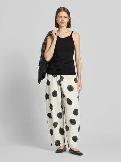 Frauenmodel trägt Trägertop mit Knotendetail Modell 'KIA' von Topshop, Slim Fit, Baumwoll-Elasthan-Mix, schwarz, Ganzkörperansicht von vorne.