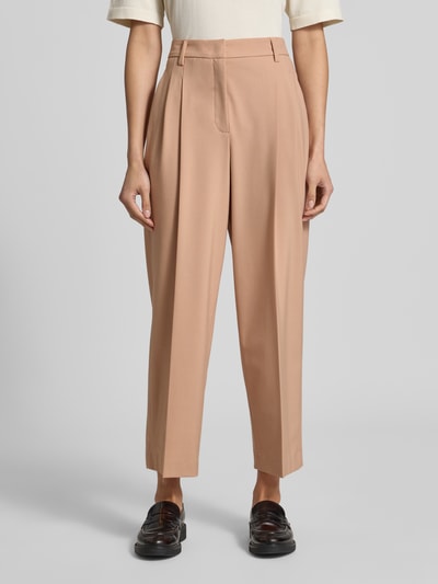 Frauenmodel trägt Straight Fit Hose mit Viskose-Anteil in verkürzter Passform von Luisa Cerano, Beige, Bundfalten, Nahaufnahme Oberkörper. Damen Hose aus elastischem Material-Mix, Bundweite 39 cm, Innenbeinlänge 89 cm bei Größe 36, Haken- und Reißverschluss.